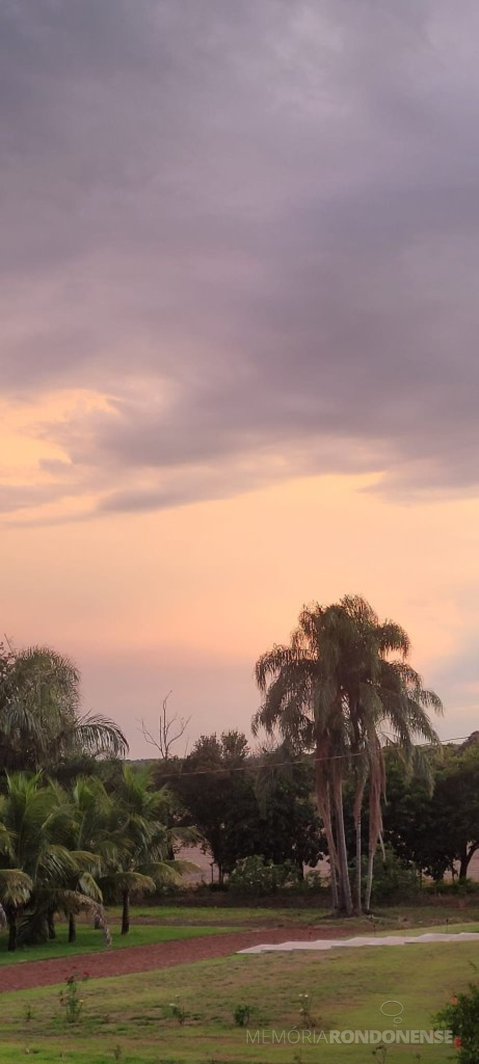 || Final da tarde em Marechal Cândido Rondon no dia 20 de fevereiro de 2024. Foto clicada no distrito de Porto Mendes a partir do Clube Náutico.
Imagem: Acervo e crédito da pioneira rondonense Ilda Bet - FOTO 25 -