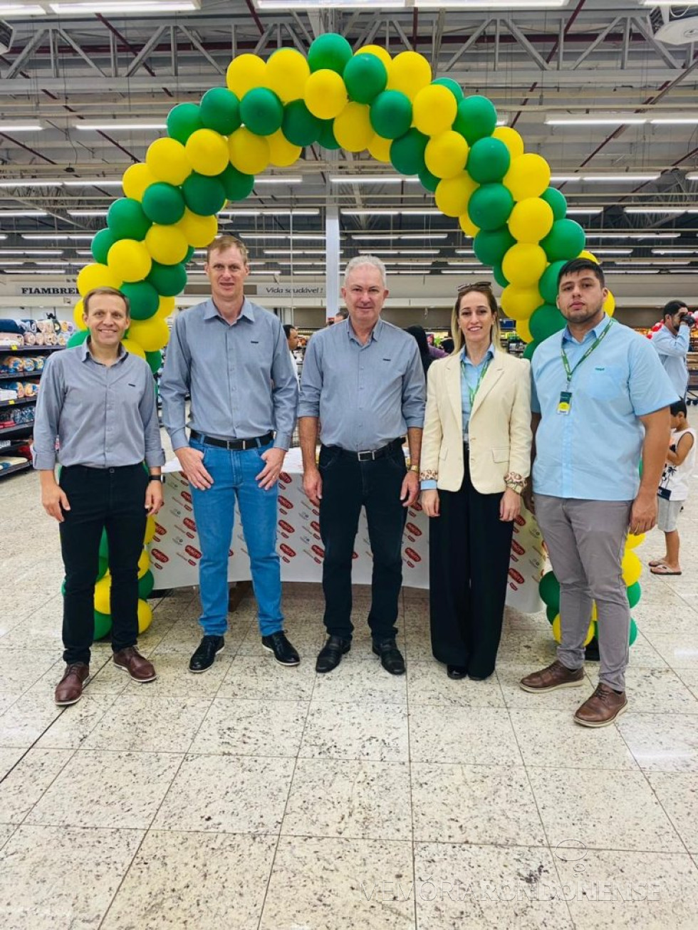 || Dirigentes da Copagril no 1º dia de atendimento do Supermercado Copagril Cianorte, em janeiro de 2024.
Da esquerda à direita: Jaroslav
Bradacz Neto, superintendente de Varejo; Ademir Luis Griep, diretor-secretário; Eloi Darci Podkova, diretor-presidente; Carina Ribeiro, gerente de Comunicação e Marketing, e Keini Douglas de Souza de Resende.gerente do supermercado.
Imagem: Acervo Comunicação Copagril - FOTO 19 - 