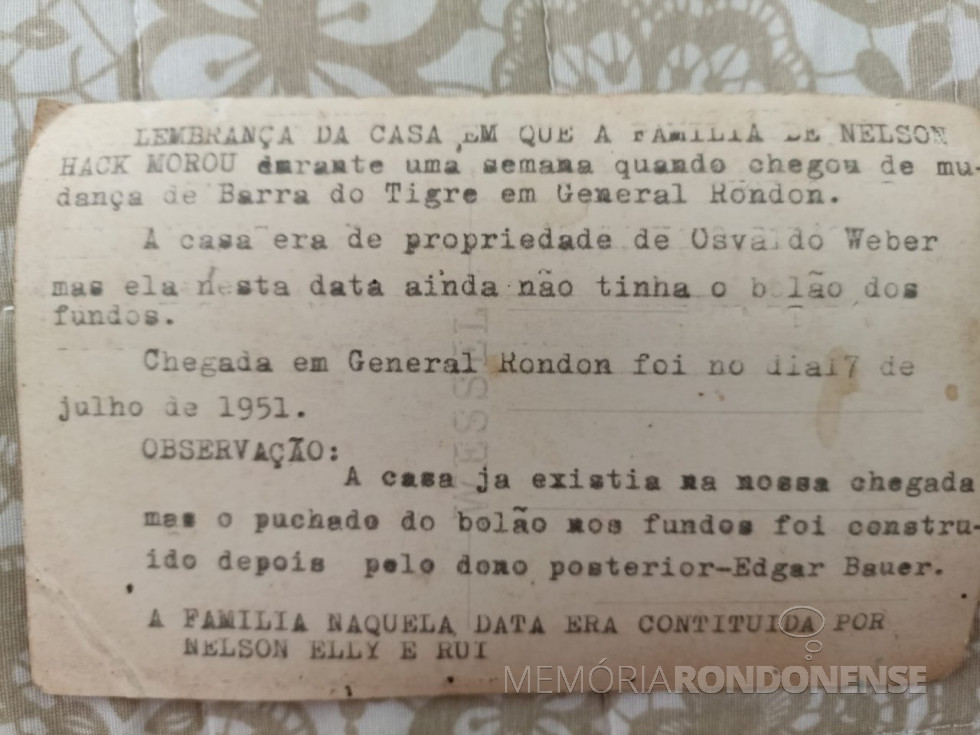 || Anotação no verso da foto anterior (nº 11) quanto à residência que serviu de abrigo quando o casal Elli e Nelson Hack chegaram em Marechal Cândido Rondon.
Imagem: Acervo Janete Hack - FOTO 15 -