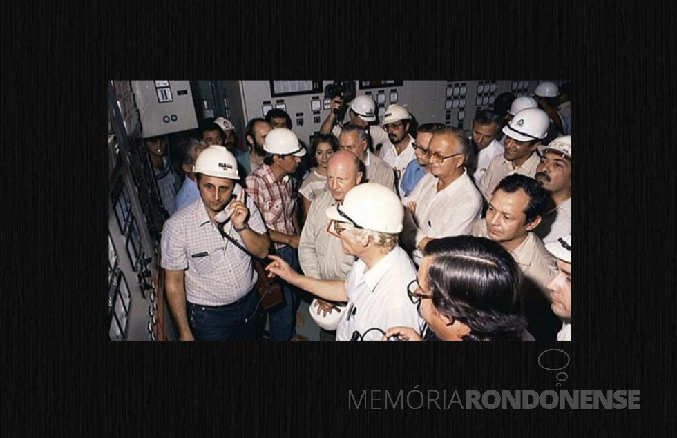 || José Pereira do Nascimento, ao telefone, Nascimento aguarda a autorização para o acionamento de dispositivo de interconexão com sistema de energia do Paraguai, em maio de 1984.
Imagem: Acervo Itaipu Binacional - FOTO 12 -