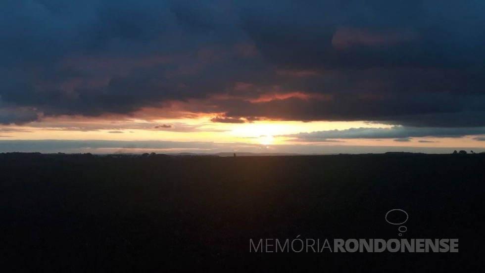 || Entardecer na cidade de Marechal Cândido Rondon, em 15 de fevereiro de 2024.
Imagem: Acervo do rondonense Valdemir José Sonda - FOTO 25 - 