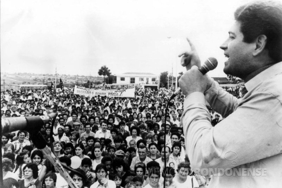 || Comício de Requião na Vila São Pedro (cURITIBA), em 20 de outubro de 1985: peemedebista largou com 18% das intenções de voto contra 40% de Lerner. Mas conseguiu a virada.
Imagem e legenda: Arquivo/ Gazeta do Povo - FOTO 16 - 
