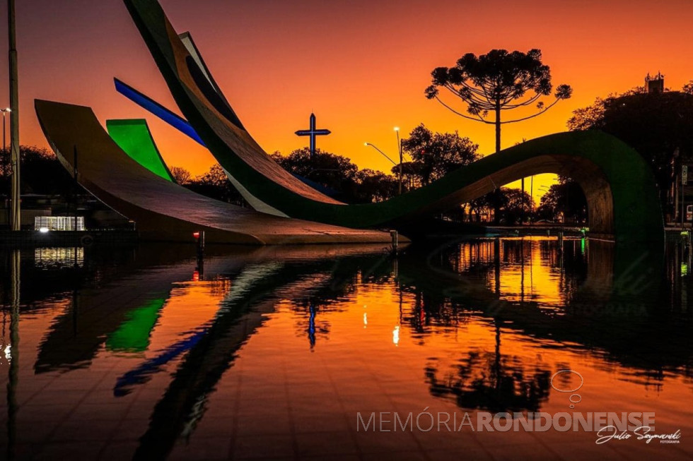 ||Entardecer na Praça do Migrante. em Cascavel, agosto de 2022.
Imagem: Acervo e crédito do cascavelense  Júlio Szymanski -  FOTO 30 - 