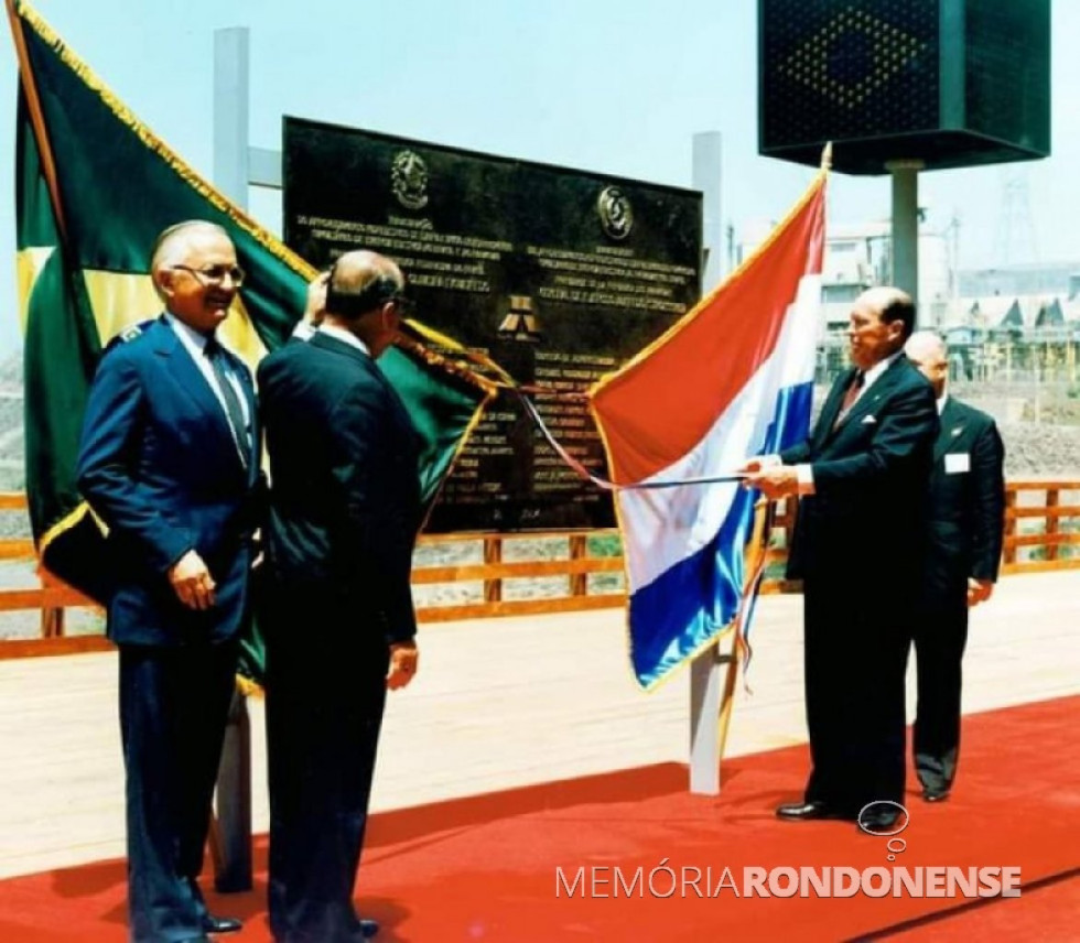 || Outro instantâneo do descerramento da placa comemorativa ao acionamento das primeiras turbinas da Itaipu Binacional, em outubro de 1984. Imagem: Acervo Waldir Gugliemi Salvan - FOTO 6 -