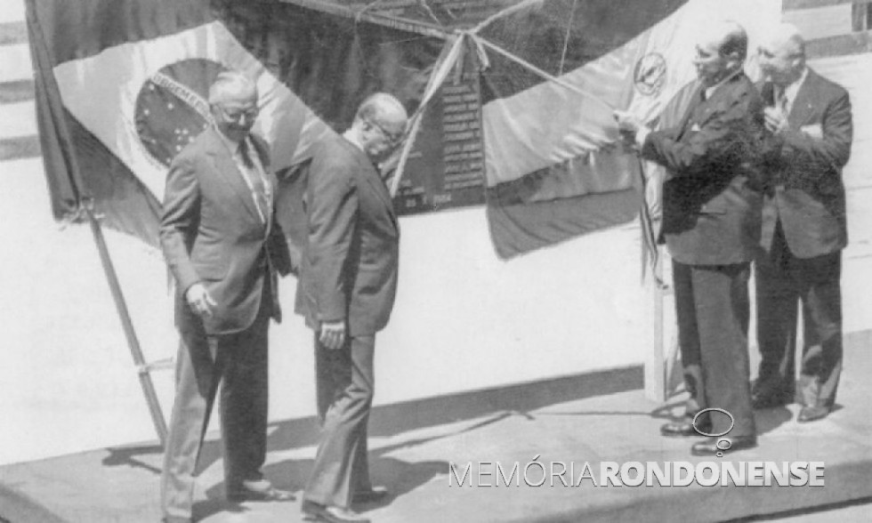 || Presidentes João Figueiredo, do Brasil, e Alfredo Stroessner, do Paraguai descerrando a placa de inauguração de Itaipu Binacional, em outubro de 1984, ladeados pelo general Costa Cavalcanti, diretor geral brasileiro da Binacional, e Enzo Debernardi, diretor geral paraguaio junto a Itaipu, respectivamente. Imagem: Acervo Walter Dysarsz - Foz do Iguaçu. - FOTO 5 -