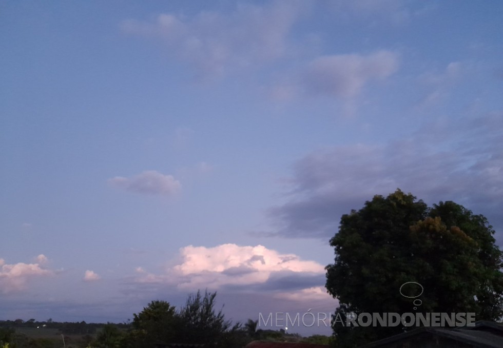 || Presença de nuvem cumulonimbus ao noroeste da cidade de Marechal Cândido Rondon, no amanhecer do dia em 18 de fevereiro de 2024.
Imagem: Acervo Projeto Memória Rondonense - FOTO 14 -
