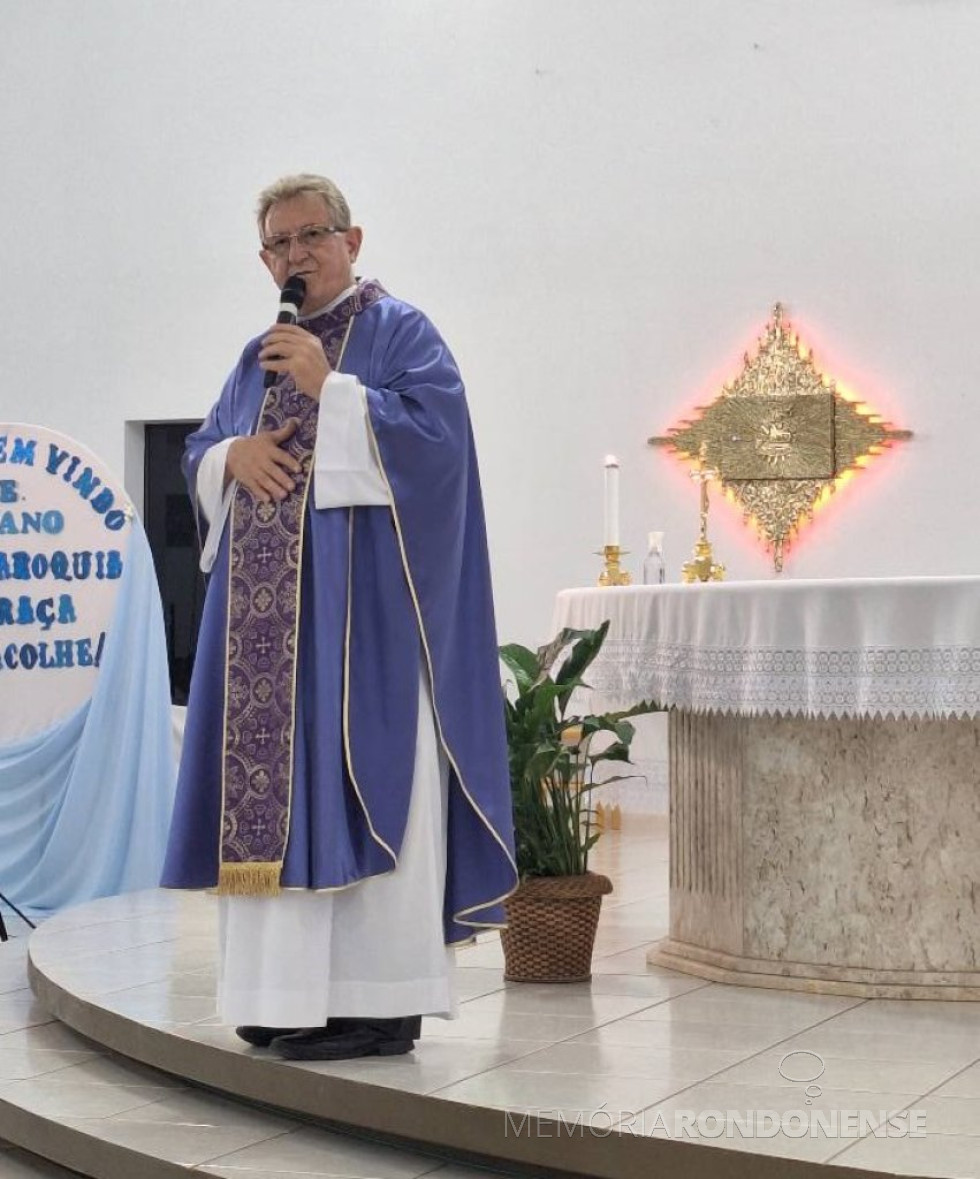 || Padre Solano Tambosi em sua alocução durante a missa de posse como pároco da Matriz Católica Nossa Senhora da Glória, de Quatro Pontes, em fevereiro de 2024.
Imagem: Acervo e crédito da rondonense Inez Becker - FOTO 15 -