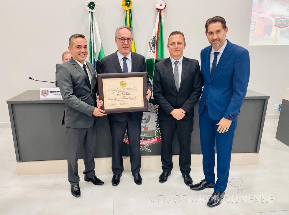 || Elias José Zydek, diretor presidente executivo da Frimesa Cooperativa Central, recebendo o título de 