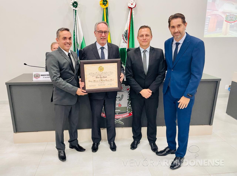 || Elias José Zydek, diretor presidente executivo da Frimesa Cooperativa Central, recebendo o título de