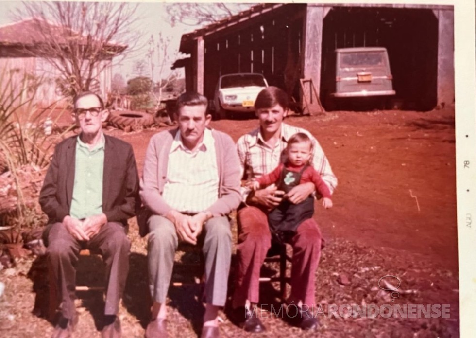 || Quatro gerações Hollmann: avô Ricardo (e), Arcyso, pai; Alcides, filho; e Elton, neto.
A foto foi tirada em 1978 por ocasião de visita de Ricardo a Marechal Cândido Rondon.
Imagem: Acervo Elton Hollmann - FOTO 7 - 