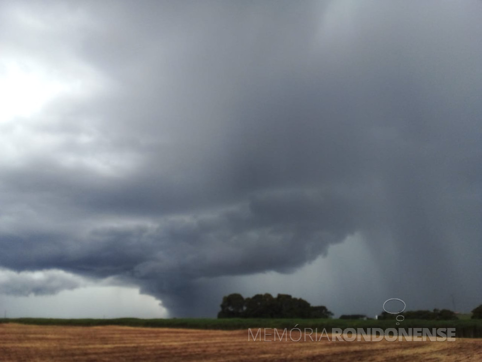 || Chuva se aproximando da cidade de Marechal Cândido Rondon, em 13 de fevereiro de 2024, em clique feito desde a divisão dos municípios de Mercedes e Marechal Cândido Rondon, pelo rondonense Eli Marcon.- FOTO 15 -