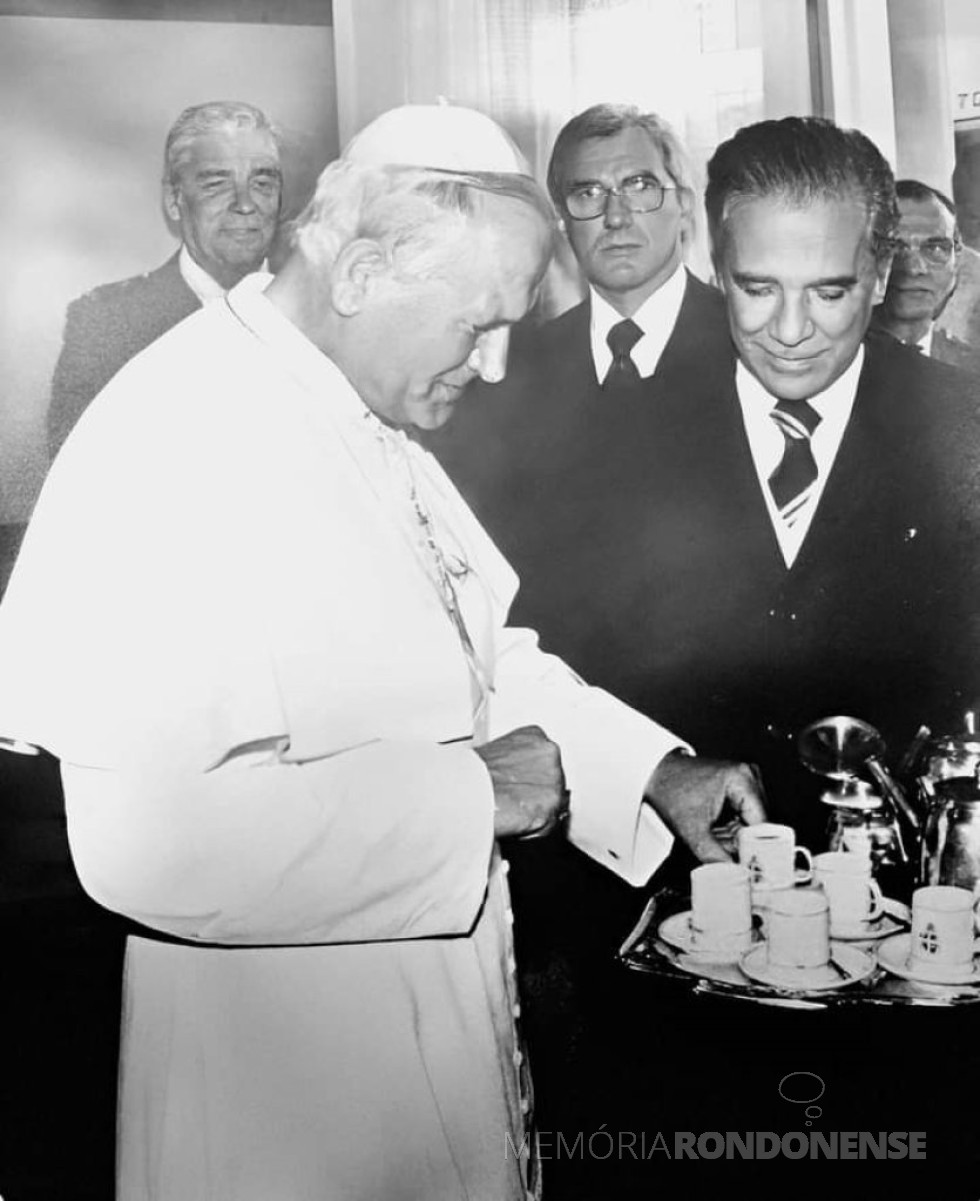|| Papa João Paulo II com o governador Ney Braga para  um momento de saboreas um cafezinho.
Imagem: Acervo Vicenção Assunção - FOTO 14 -