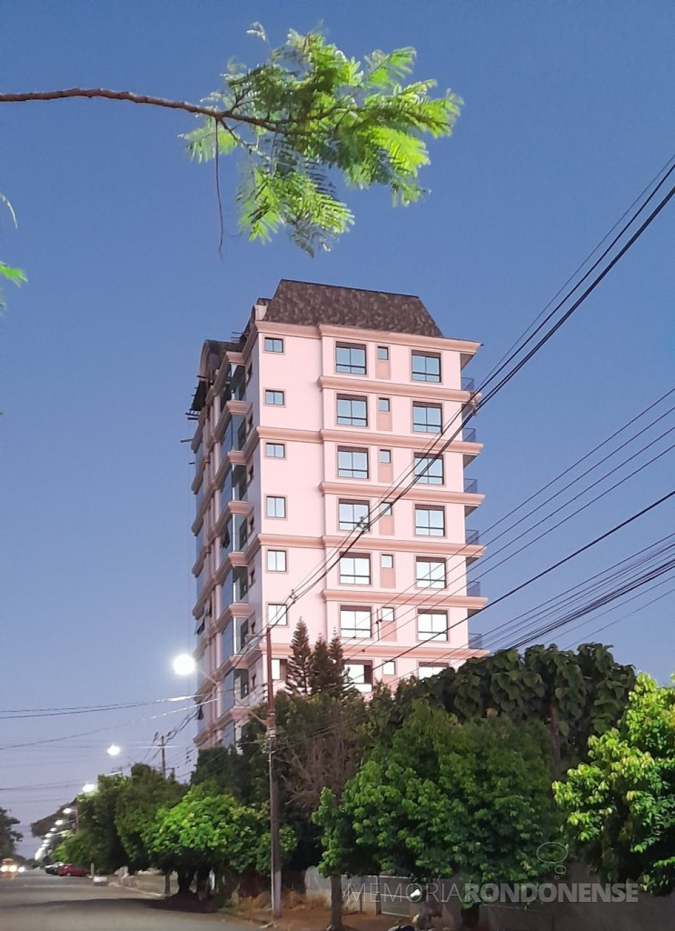 || Luminosidade do pôr do sol em 25 de março de 2024, refletida no prédio em fase final de construção nas esquina das Ruas Sergipe e D. João VI.
Imagem: Acervo Projeto Memória Rondonense - crédito; Harto Viteck - FOTO 20 -