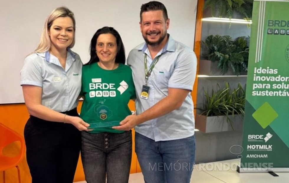 || Juliana Lenz e Maycon Zimmermann, funcionários da Copagril, recebendo o laurel da BRDE Labs, em dezembro de 2023.
Imagem: Acervo Comunicação Copagril - FOTO 37 -