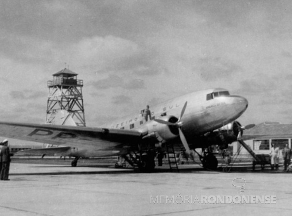 || DC-3 da Cruzeiro do Sul nos idos de 1950. Detalhe para a primeira torre do Afonso Pena
Imagem: Acervo Sérgio Dombroski?blog.hangar33 - FOTO 3 -