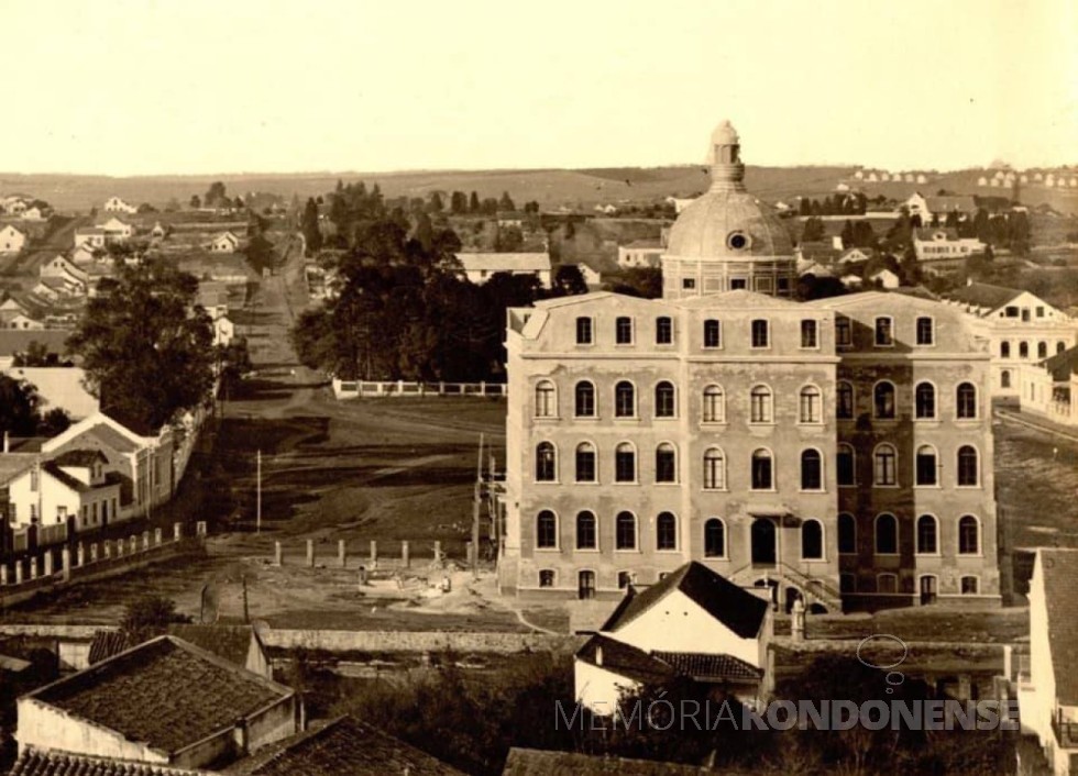 || Prédio histórico da Universidade Federal do Paraná, em fase de conclusão, cuja construção começou em agosto de 1913;
Imagem: Acervo Projeto Memória Rondonense - FOTO 4 - 