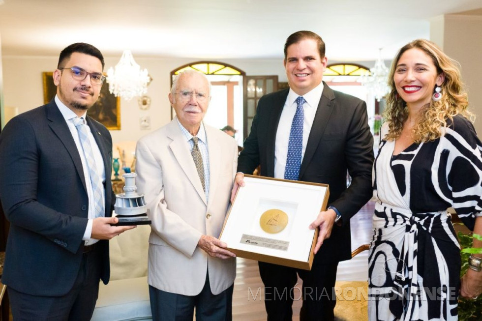 || José Sarney recebendo a homenagem da Itaipu Binacional, em março de 2024.
Da esquerda à direita: Da esquerda para a direita: Igor, Sarney, Pepitone e Lígia. Foto: Dinho Mendes/Itaipu Binacional - FOTO 28 -