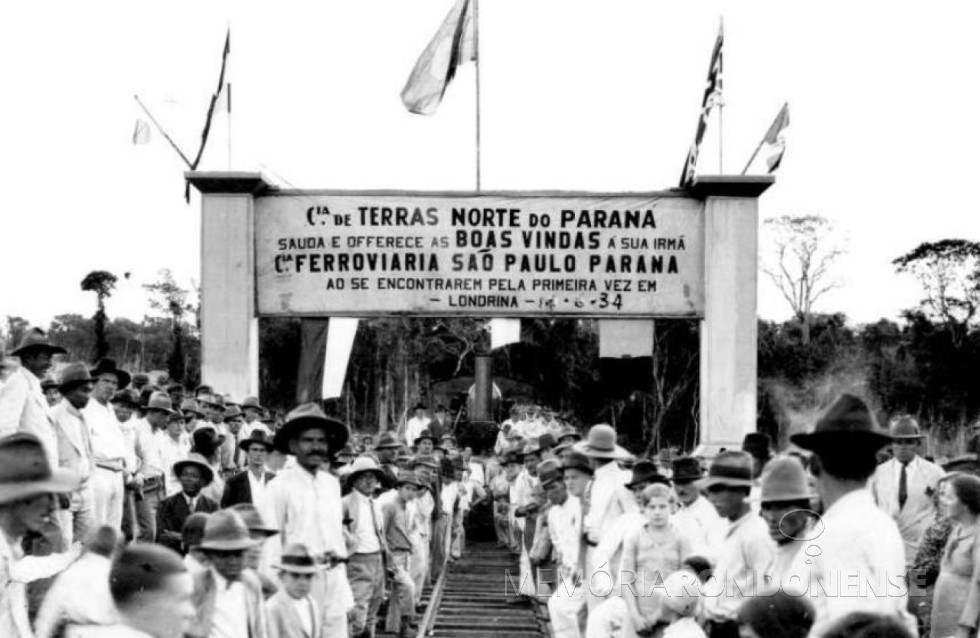 || Chegada dos trilhos da estrada de ferro a Londrina, em junho de 1934.
Imagem: Acervo João Fernandes/Memória Paranaense- A História do Paraná em Fotos Antigas - FOTO 3 -  