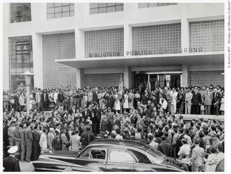 || Inauguração da Biblioteca Pública do Paraná (BPP) com a presença do presidente República, Café Filho, e do governador do Paraná, Bento Munhoz da Rocha Neto.
As autoridades estão na escandaria, à frente dos dois militares em posição de continência.
Imagem: Acervo da BPP - FOTO 22 -