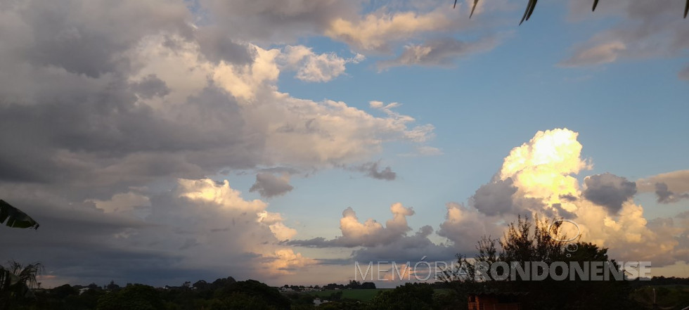 || Formações de nuvens cumulonimbus a oeste de Marechal Cândido Rondon (provavelmente na parte leste do Paraguai), no começo da manhã de 10 de março de 2024.
Imagem: Acervo Projeto Memória Rondonense - crédito de Harto Viteck - FOTO 17 -