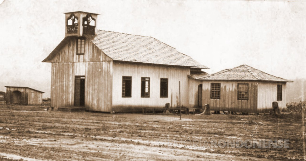 || 1ª Igreja católica da cidade de Medianeira (PR), inaugurada em final de maio de 1952. A casa paroquial ao lado foi construída mais tarde.
Imagem: Acervo Medianeira - Histórica/Facebook - FOTO 6 -