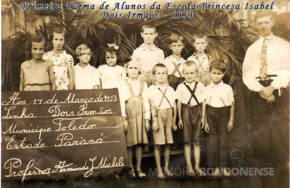 || 1ª turma de alunos da Escola Rural Princesa Isabel, de Dois Irmãos, Toledo, em março de 1953.
Imagem: Acervo Museu Histórico Willy Barth - FOTO 2 - 
