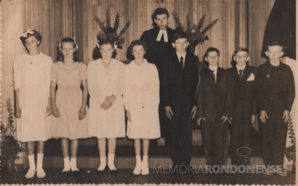 || 1º grupo de confirmandos da Igreja Evangélica Luterana de Confissão Luterana no Brasil (IECLB), da então vila rondonense de Iguiporã, em abril de 1963,na companhia do pastor Joachim Pawelke.
Da esquerda à direita; Clotilde Porn, Elma Meert, Lorena Wilbert, Ivone Dickel, Adalberto Lemmertz, Sereno Dickel, Eugênio Britzke e Nelio Kamphorst.
Imagem: Acervo Adalberto Lemmertz - FOTO 8 -