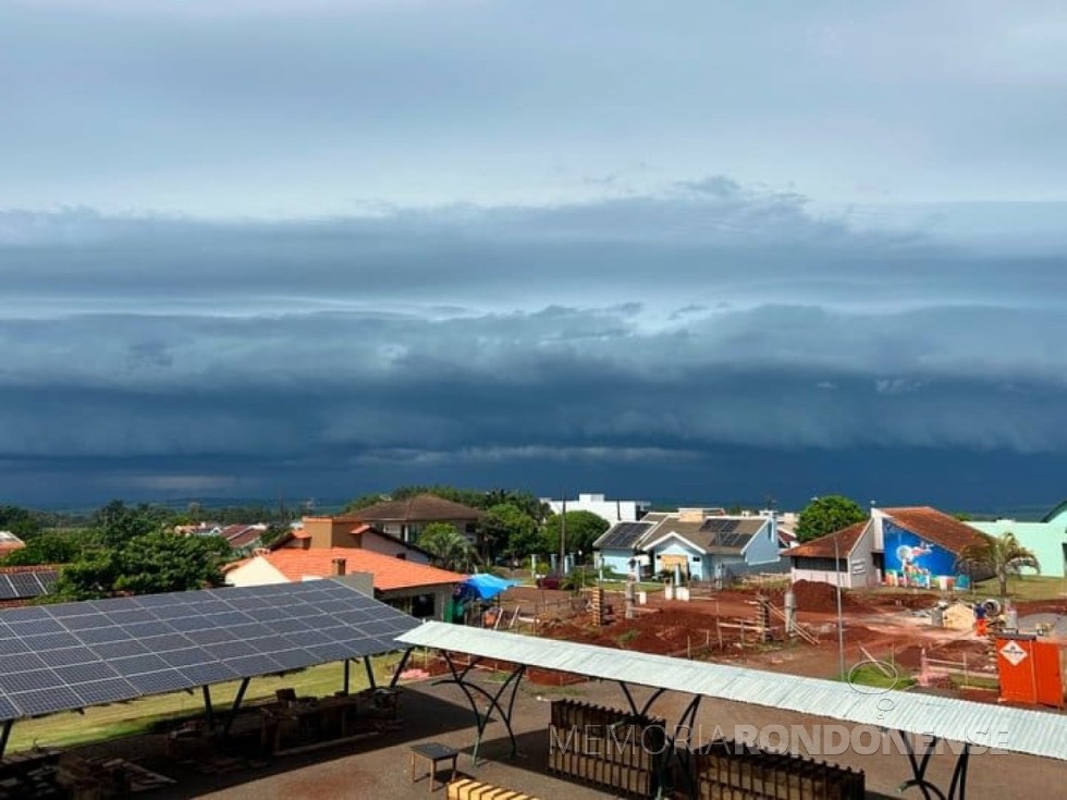 || Formação de nuvens de chuva se aproximando da região de Marechal Cândido Rondon, em 21 de março de 2024.
Fotografia clicada desde o pavimento superior da Prefeitura Municipal de Mercedes, por Guilherme Heinzen. - FOTO 21 - 