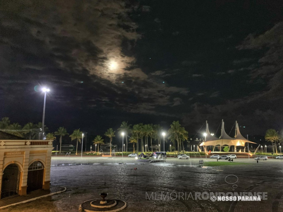 || Lua cheia no começo da noite na cidade de Paranaguá, em 26 de março de 2024.