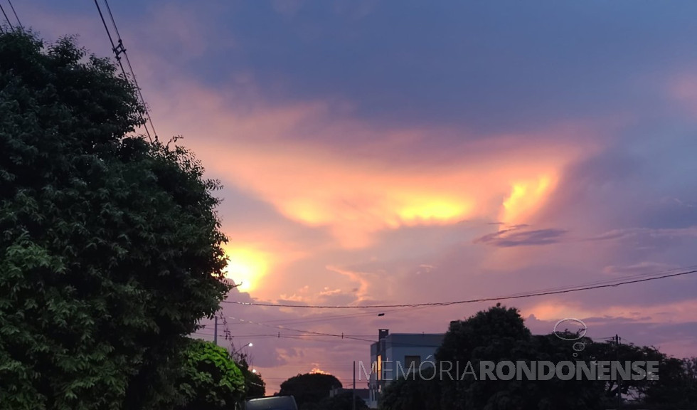 || Entardecer na cidade de Marechal Cândido Rondon, em 15 de março de 2024, clicado pelo fotógrafa profssional rondonense Rosane Kozerski Kunzler - FOTO 33 -