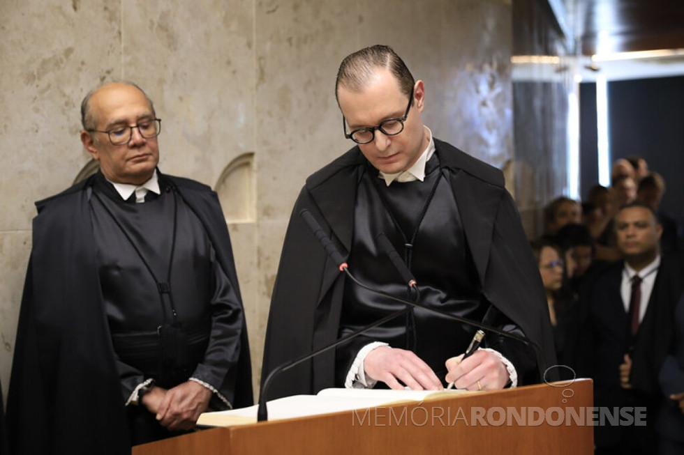 || Cristiano Zanin assinando o termo de posse como ministro do STF, em agosto de 2023, ma presença do ministro Gilmar Mendes.
Imagem: Acervo Folha de Pernambuco - FOTO 25 -