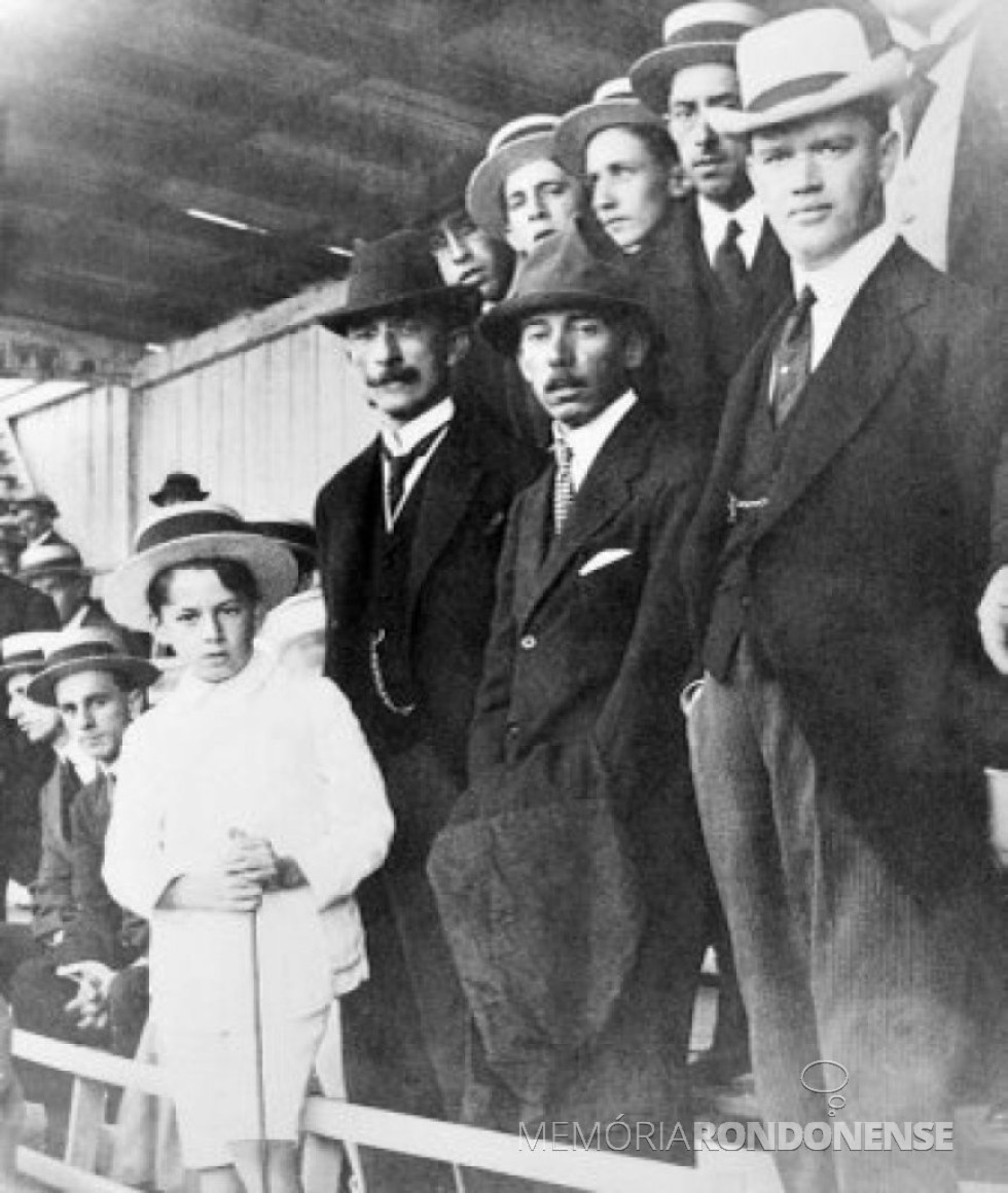 || Affonso Camargo (com chapéu preto e bigode), durante visita de Santos Dumont,em Curitiba, 1916.
Imagem: Acervo Wikipédia - FOTO 5 -