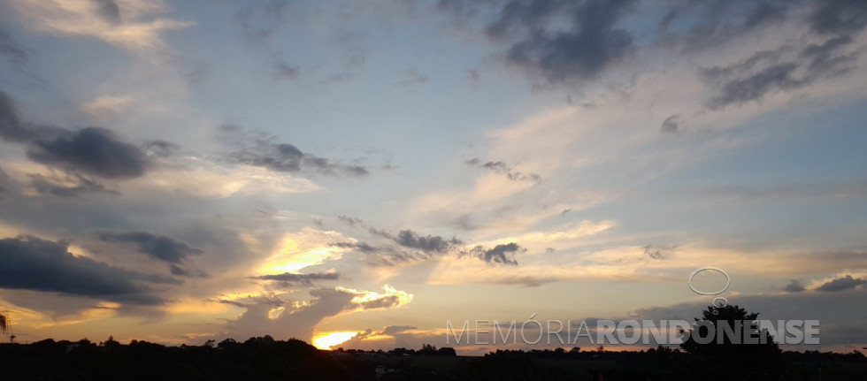 || Pôr do sol em Marechal Cândido Rondon em 10 de abril de 2024, com destaque para a presença de uma nuvem cumulus congestus.
Imagem: Acervo Projeto Memória Rondonense - crédito de Harto Viteck - FOTO 25 -