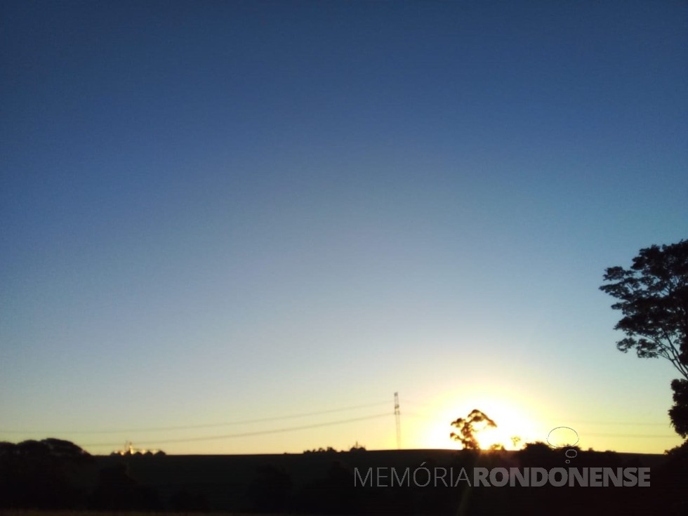 || Pôr do sol em Marechal Cândido Rondo, em 20 de abril de 2020, clicado desde a Linha São Luiz, divisa dos municípios de Marechal Cândido Rondon e Mercedes.
Imagem: Acervo e crédito de Eli Marcon - FOTO 23 - 
