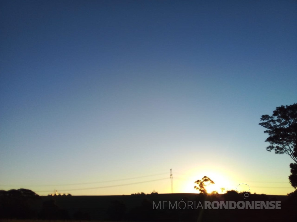 || Pôr do sol em Marechal Cândido Rondo, em 20 de abril de 2020, clicado desde a Linha São Luiz, divisa dos municípios de Marechal Cândido Rondon e Mercedes.
Imagem: Acervo e crédito de Eli Marcon - FOTO 24 -