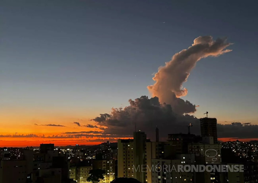 || Nuvem cumulus congestus* ao anoitecer na cidade de Chapécó (SC), em 03 de abril de 2024.
Imagem Acervo ND Mais - crédito de Francisco Lund. - FOTO 20 - 

