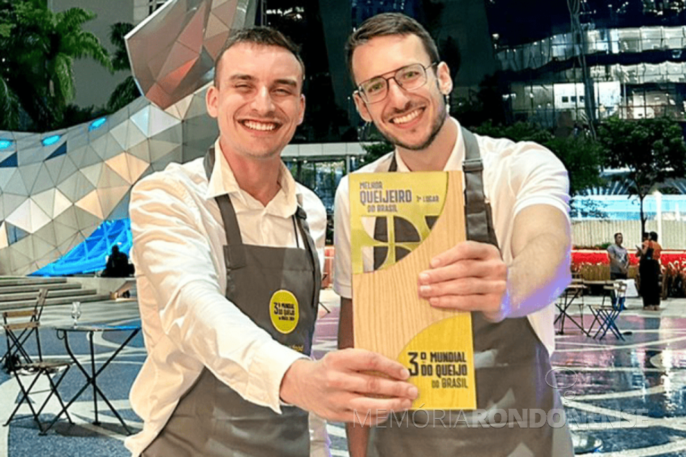 || Henrique Herbert e Kennidy de Bortoli, eleitos os melhores queijeiros, em abril de 2024.
Imagem: Acervo Assesoria Biopark - FOTO 25 -