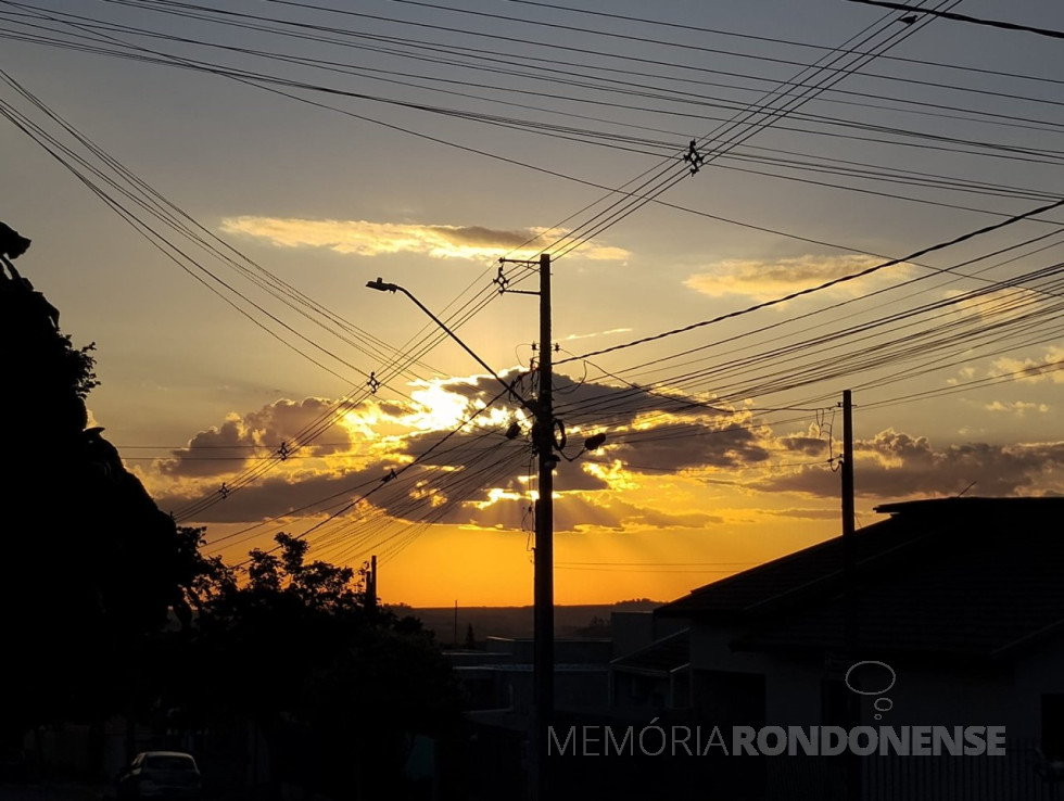 || Pôr do sol na cidade de Toledo (PR), em 29 de abril de 2024.
Imagem: Acervo e crédito de Marcia Maria Philippsen/Facebook - FOTO 23 -