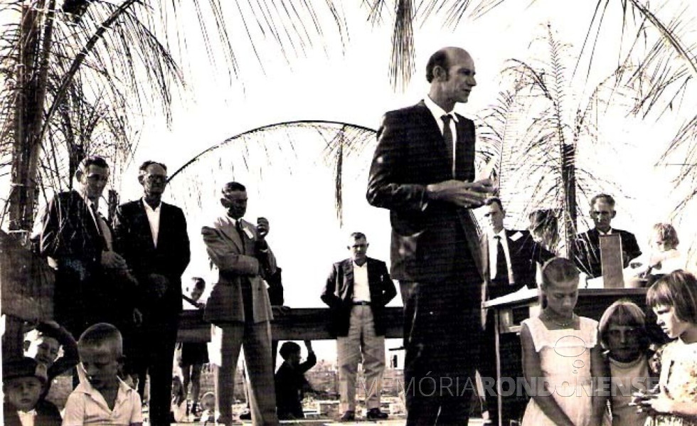 || Professor Waldomiro Liessem discusando no lançamento da pedra fundamental da sede social da Sociedade de Cantores Aliança (Clube Aliança), em julho de 1961. O professor foi o dirigente do 1º coral da sociedade.
Imagem: Acervo Heiderose Liessem, filha. FOTO 9 - 