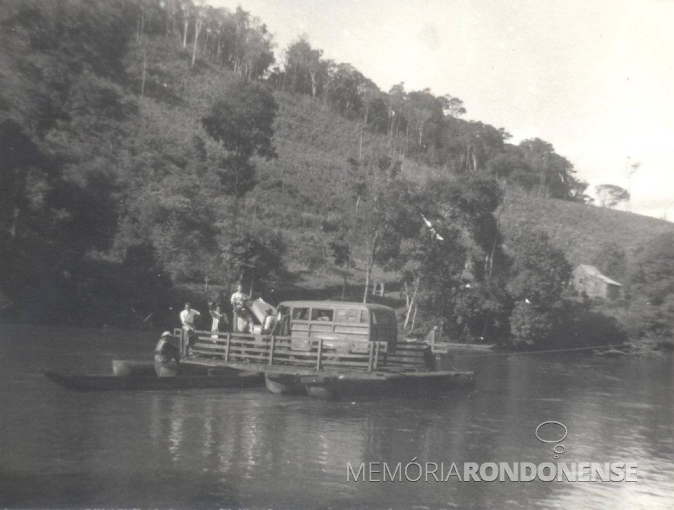 || Travessia de balsa do Rio Iguaçu, um obstáculo perigoso para migrantes ao Oeste do Paraná.
Imagem: Acervo Museu Histórico Willy Barth (Toledo - PR) - Doadora: || Inês Zaniol Ruaro - 
 - FOTO 3 -