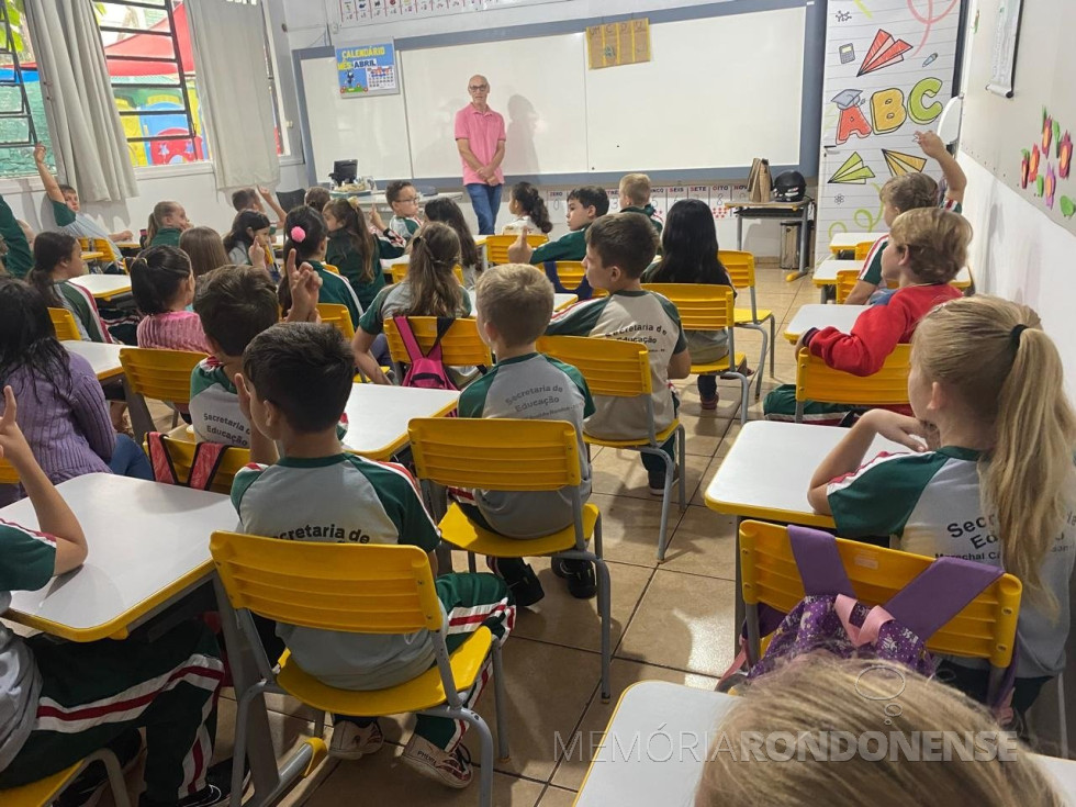 || Jornalista Harto Viteck falando para os alunos da Escola Municipal Ana Paula, em abril de 2024.
Imagem: Acervo Lidiane Herter Buchholz - FOTO 31 -