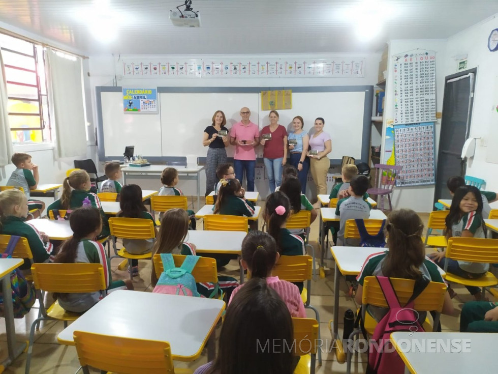|| Harto Viteck saudado pelos alunos e professoras da Escola Municipal Ana Paula, por ocasião de sua palestra.
Da esquerda à direita: professora Carmem Denise Glitz, Dulce Ullmann de Oliveira, professora Lidiane Herter Buchholz (coordenadora) e professora Daiane Tamara Furtado (diretora). Imagem: Acervo Lidiane Herter Bucholz - FOTO 32 -