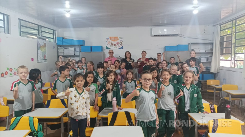 || Manifestação dos alunos ao final da palestra na Escola Ana Puala, em abril de 2024.
Imagem: Acervo Lidiane Herter -Buchholz - FOTO 33 -