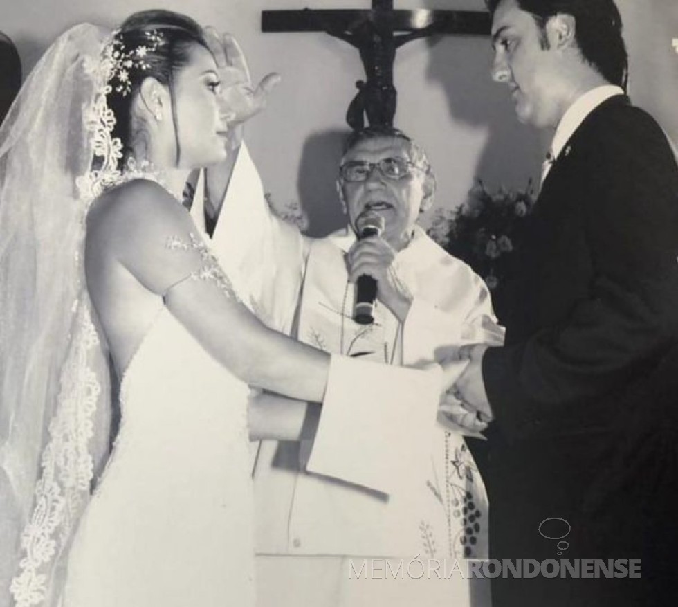|| Noivos Luciana Saito Azevendo e Carlos Alberto Massa Júnior (Ratinho Júnior) que se casaram em abril de 2007.
Imagem: Acervo da família - FOTO 8 -