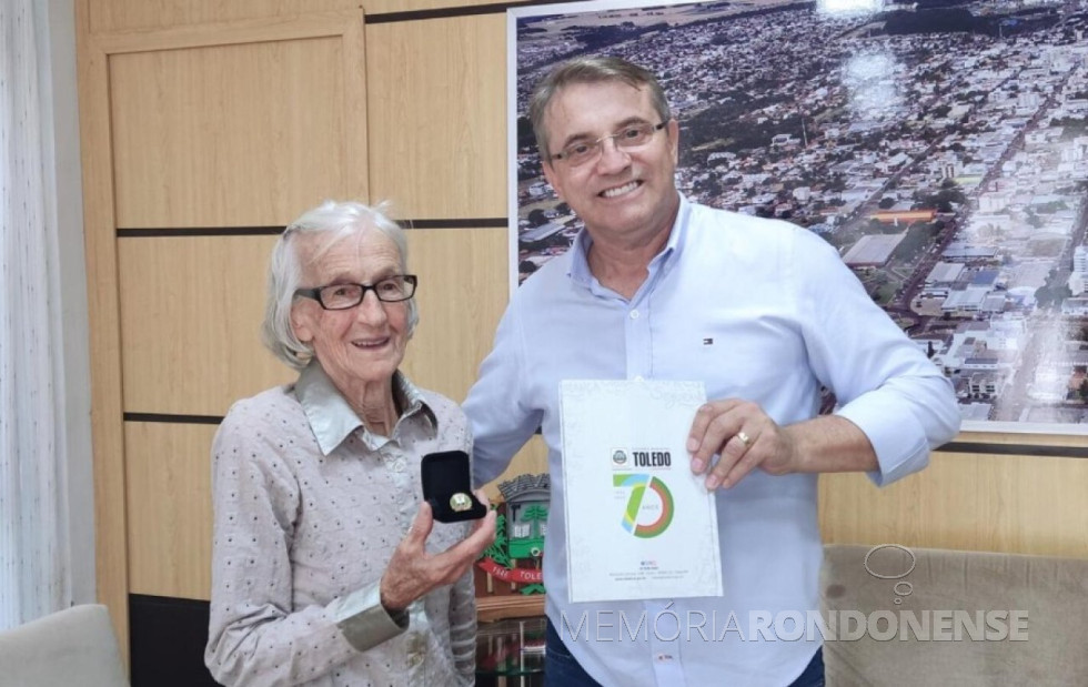 || Pioneira Cecilia Angeli que chegou em Toledo, em janeiro de 1952.
Na foto, ela recepcionada pelo prefeito da cidade, Beto Luniti, em abril de  2024.
Imagem: Acervo Plantão Toledo - FOTO 4 - 