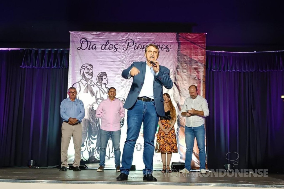 || Prefeito Beto Luniti discursando na abertura do 35º Encontro dos Pioneiros de Toledo, em março de 2024.
Imagem: Acervo PM-Toledo - FOTO 21 - 