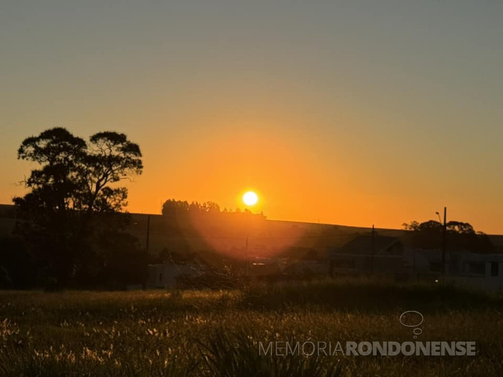 || Pôr do sol no interior de Cascavel (PR), em 20 de abril de 2024. 
Imagem: Acervo e crédito de Ailton  Santos/Tarobá Cascavel - FOTO 25 -