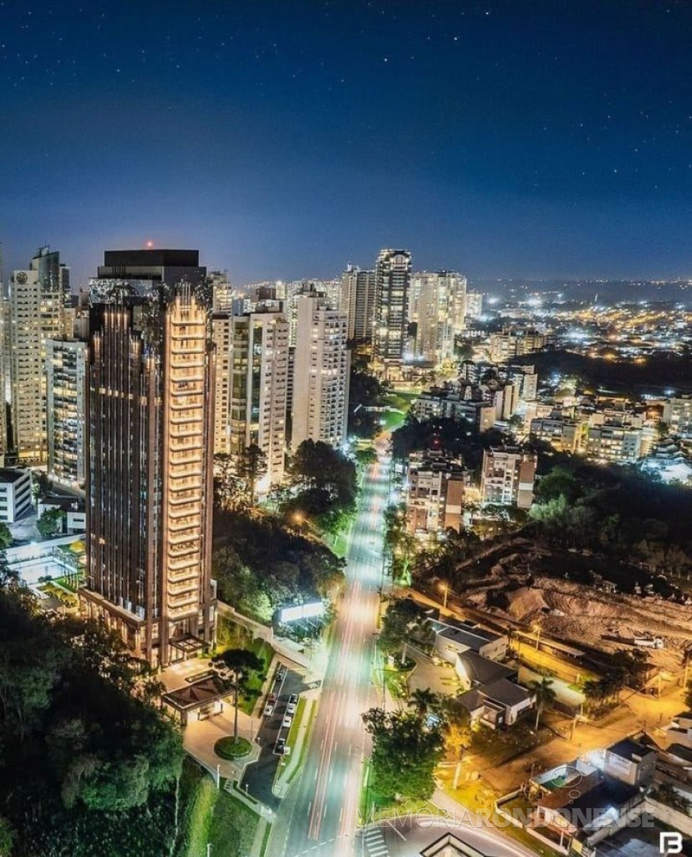 || Começo da noite em Curitiba em 05 de abril de 2024, com destaque para a Rua Prof. Pedro Viriato Parigot de Souza, no bairro Mossungue. Fica na subida do Park Shopping Barigui(identificado por Rodrigo Rabelo de Matos.
Imagem: Acervo de Patrick François Jarwoski - crédito de @brunofranca.art/  Curitiba antigamente e regiao ... /Facebook - FOTO 35 -