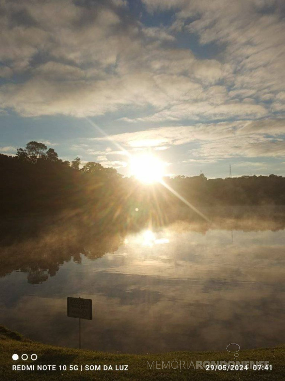 || Amanhecer na cidade de Marechal Cândido Rondon, junto ao Lago Municipal, em 29 de maio de 2024.
Imagem: Acervo projeto Memória Rondonense - FOTO 15 -