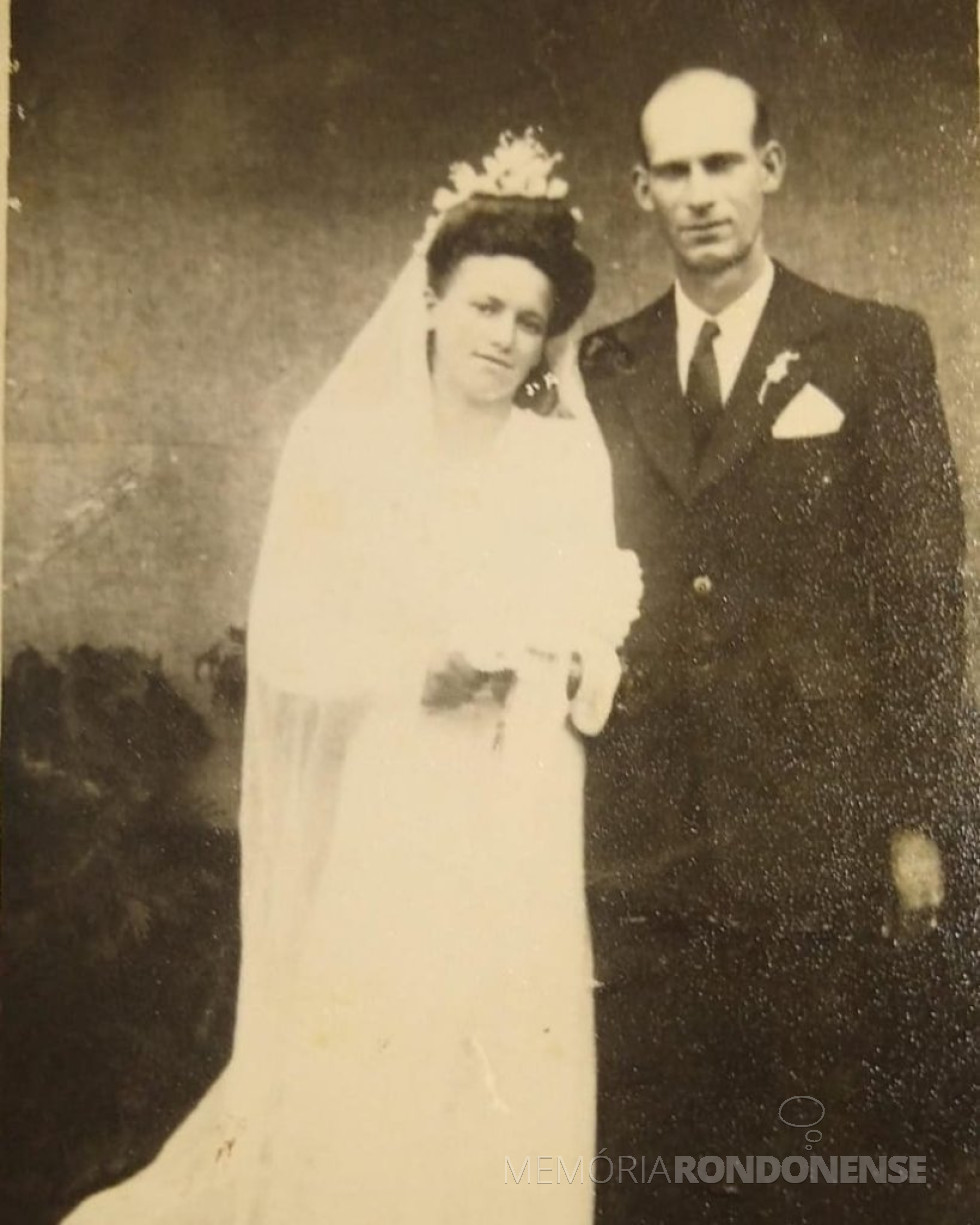 || Noivos Velada Haas e Waldomiro Liessem, casal pioneiro em Marechal Cândido Rondon, que casaram-se em janeiro de 1946.
Imagem: Acervo da Família - FOTO 1 -